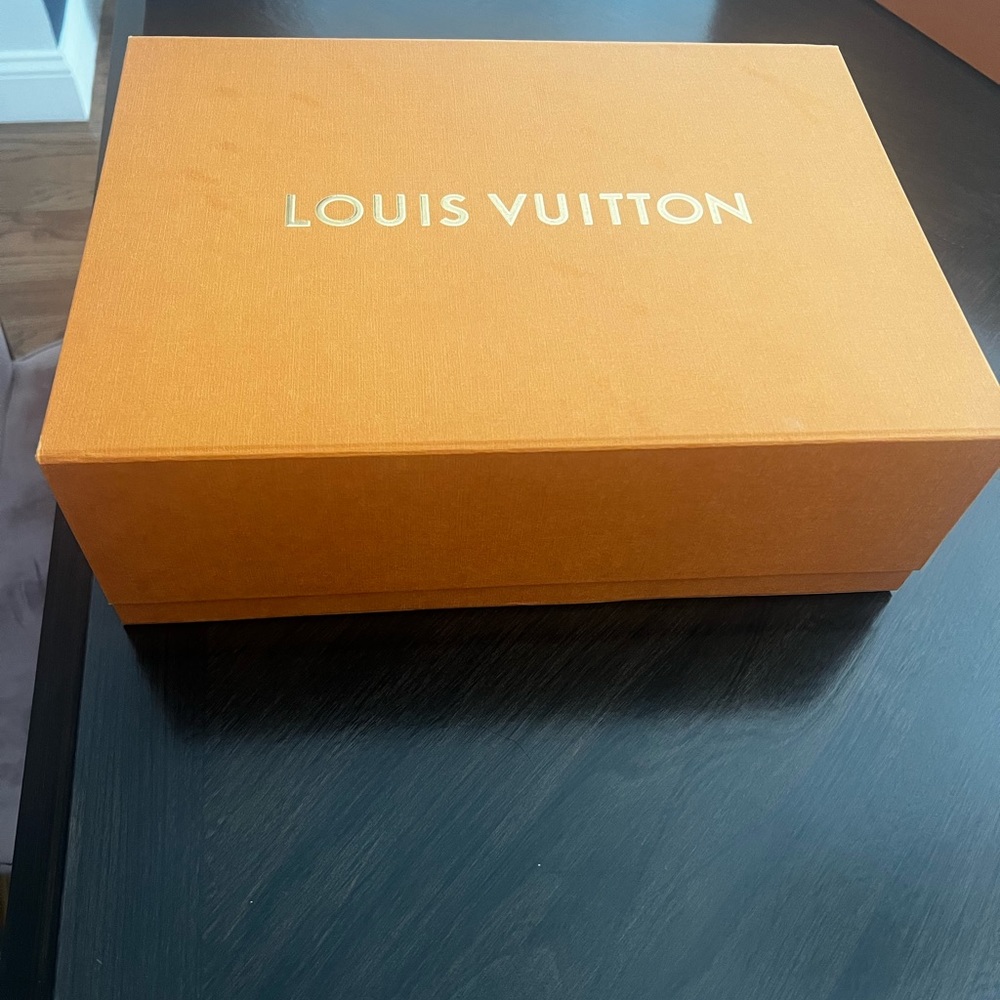 Medium LV box with gold logo